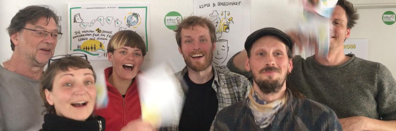 jubel_bonn4future_taz_panter_preis.jpg ein Teil des Bonn4Future-Teams jubelt anlässlich der Nominierung zum taz Panter Preis 2023
