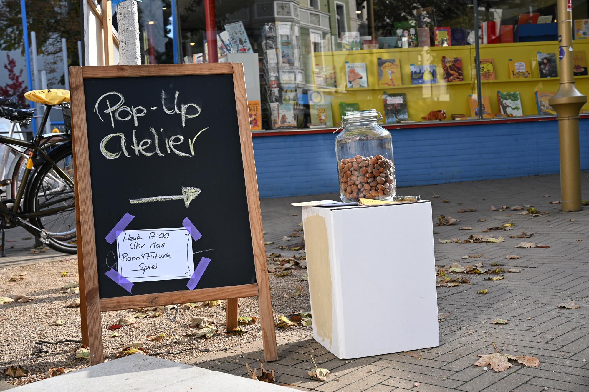 Einladungstafel: Hier lang geht es zum Pop-up-Atelier von Bonn4Future