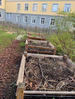 mehrere Komposthaufen im Garten der Bildung