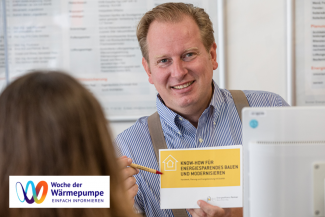 zwei Personen in einer Beratungssituation