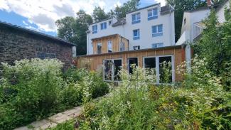 das Wohnhaus des Projekts Siemensch vom Garten aus