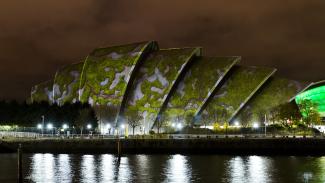 Die Oper von Sydney, im Vordergrund das spiegelglatte Wasser im Hafen
