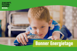 ein Kind beschäftigt sich mit einem Spielzeugauto