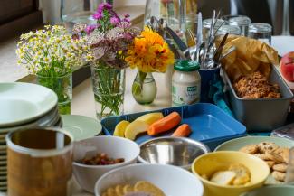 Ein Mitbringbüffet mit Kuchen, Obst und Blumen - Foto von Ingrid Blessing